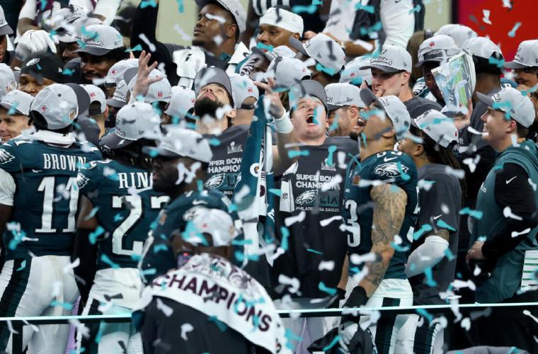 Jugadores de los Eagles celebran el título