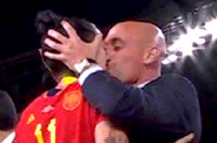 El beso de la polémica.