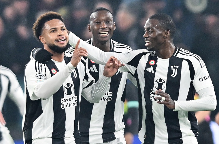 Weston McKennie (I), del Juventus, celebra el 1-0.