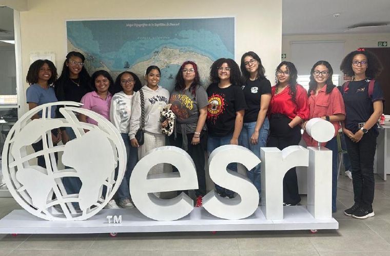 15 talentosas estudiantes participan en un campamento intensivo.