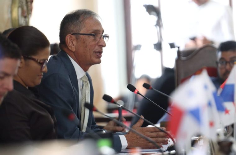 Ministro de Vivienda, Jaime Jované.