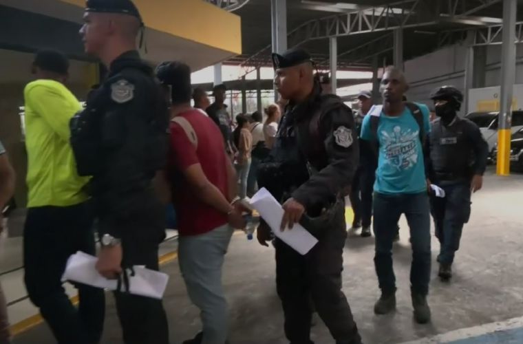De 484 obreros aprehendidos tras las protestas en el proyecto del hospital del Niño, unos 410 fueron llevados al juez de paz y 74 serán llevados a audiencia. 