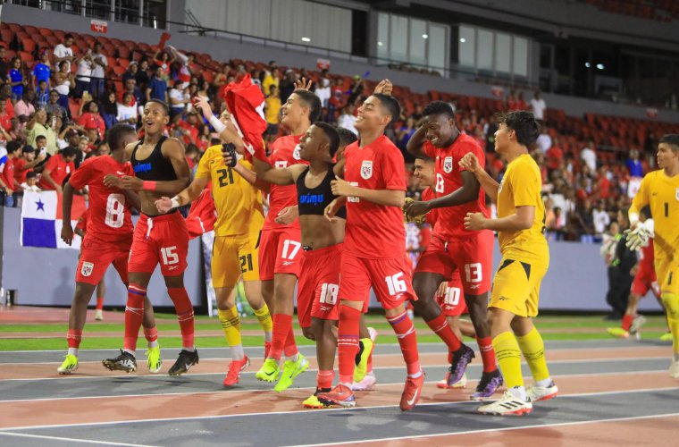 Los jugadores de la Sub-17 festejan su clasificación mundialista.