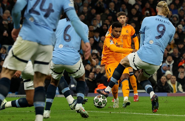 Rodrygo (C), del Real Madrid, ensaya un remate a portería.