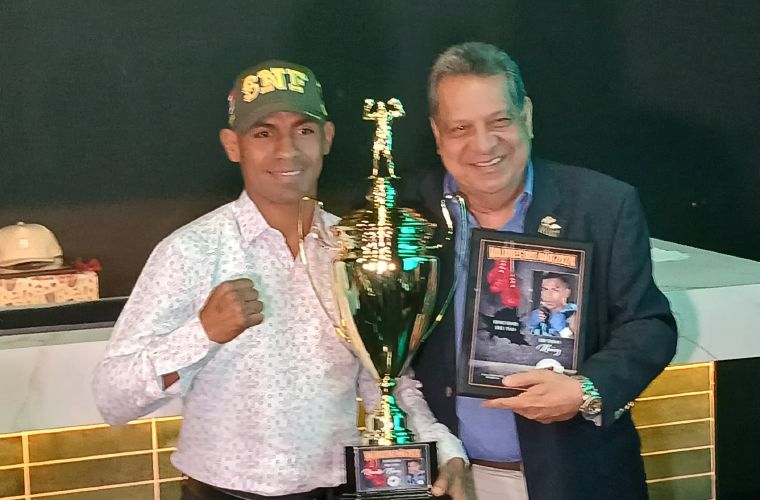 Ricardo Núñez recibe el premio de manos del presidente de la Comibox, Jaime Salas.