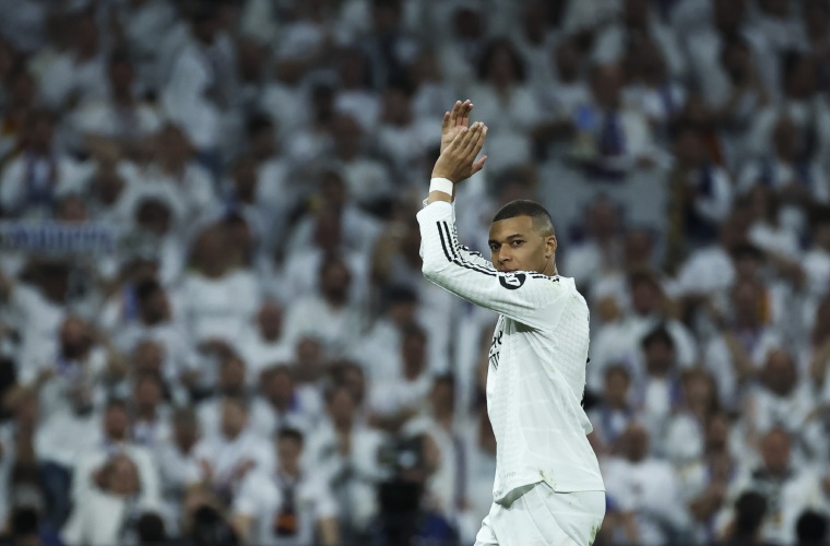 Kylian Mbappé, tras ser sustituido durante el partido correspondiente a los play off de la “Champions” que disputaron Real Madrid y Manchester City.