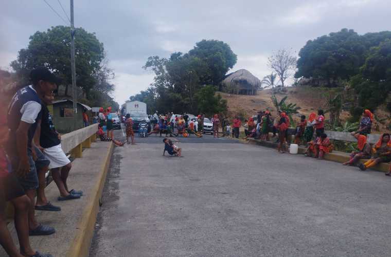 Los indígenas exigen al Meduca la construcción de su escuela.