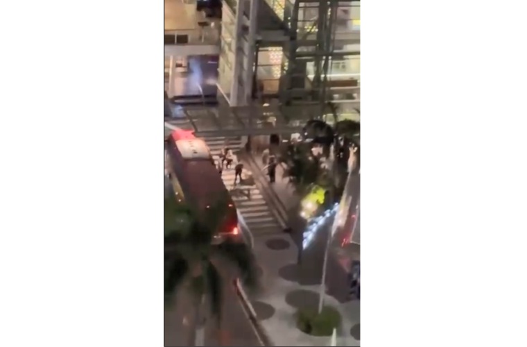 Ese traslado era en un principio de 109 migrantes, pero 11 decidieron regresar al hotel para, de manera voluntaria, retornar en vuelos desde Panamá a sus países de origen.