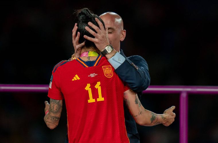 El beso del escándalo.