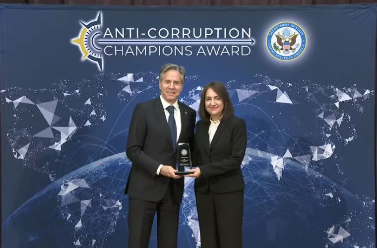 Annette Planells fue honrada con el Premio Internacional a los Campeones de la Lucha contra la Corrupción el 7 de diciembre de 2023.