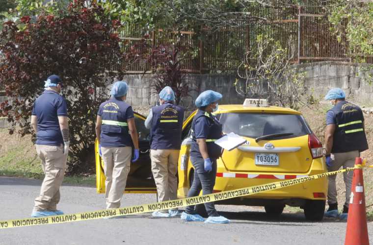 Las autoridades llegaron al sitio para las investigaciones.