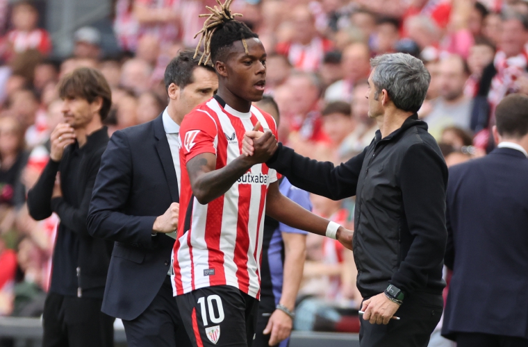 Nico Williams saluda al entrenador, Ernesto Valverde.