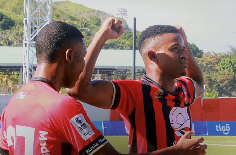 Adan Henricks festeja su anotación.