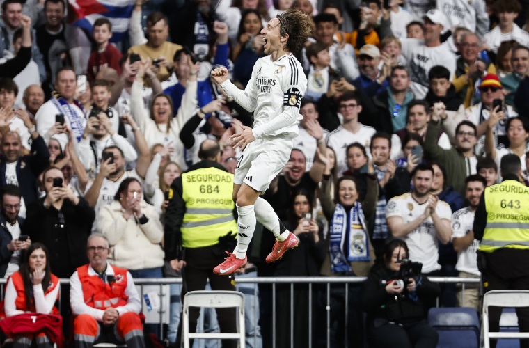 El centrocampista croata del Real Madrid Luka Modric celebra el primer gol de su equipo.