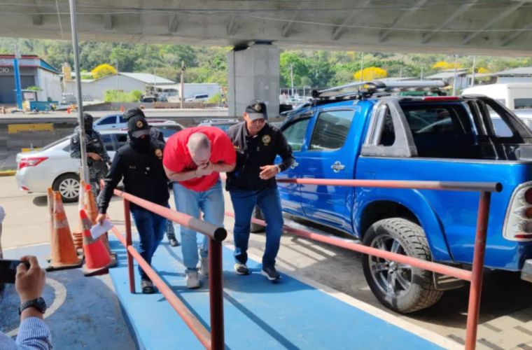 Julio Bayo ingresando a las instalaciones del SPA en Panamá Oeste.