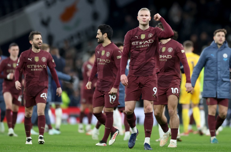 Erling Haaland (c) celebra la victoria de su equipo.