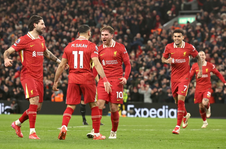 Alexis Mac Allister festeja el 2-0 con Salah.