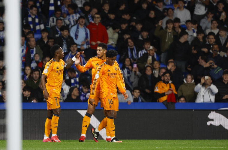 Endrick (d) celebra su gol, primero del equipo blanco.