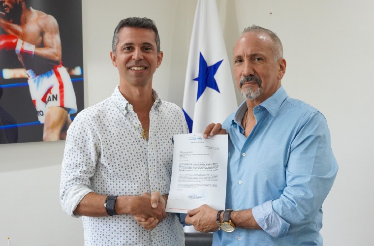 El director de Pandeportes, Miguel Ordóñez Jr. entrega la orden de proceder del Estadio Roberto Mariano Bula de Colón al ingeniero Arturo Diez, de la empresa Aprocosa, encargada de la obra.