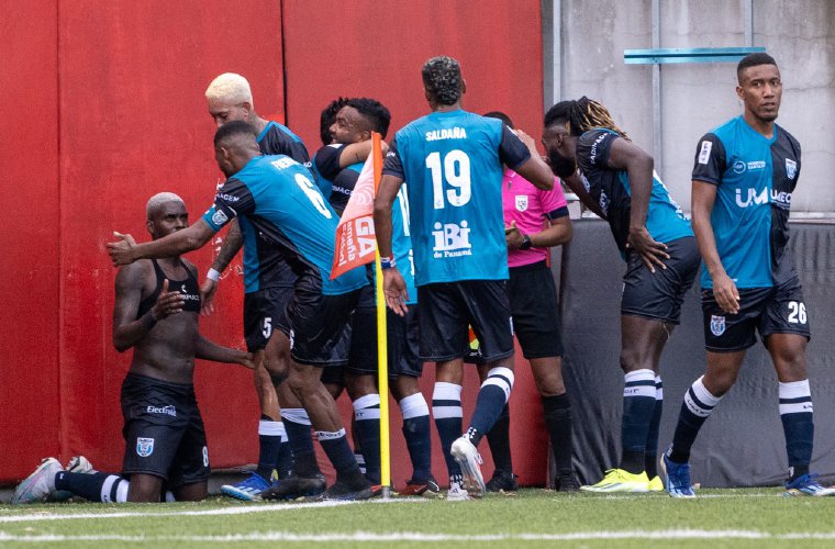 Los jugadores de UMECIT festejan uno de sus goles.