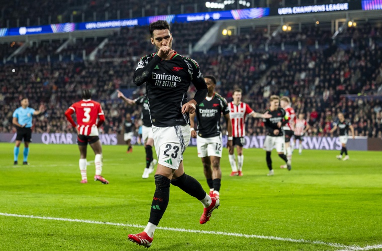 El jugador del Arsenal Mikel Merino celebra el 0-3.