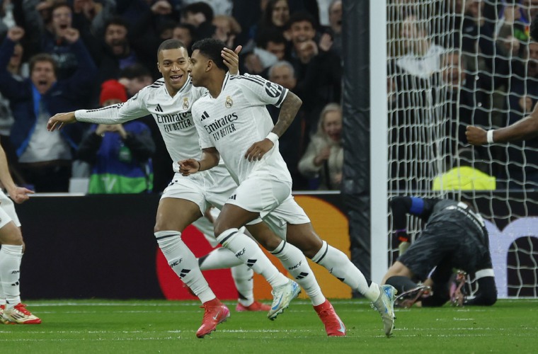 El brasileño Rodrygo (d) y el francés Kylian Mbappé, tras conseguir el primer gol del equipo madridista.
