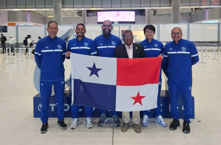 Carlos Sing (entrenador), Rodolfo Aizpurúa, Armando Candanedo, Luis Vásquez (Presidente CNB), Gian Carlo Sing y Jorge Rodríguez.