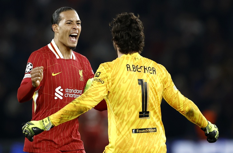 Virgil van Dijk (I) y Alisson Becker celebran la victoria.