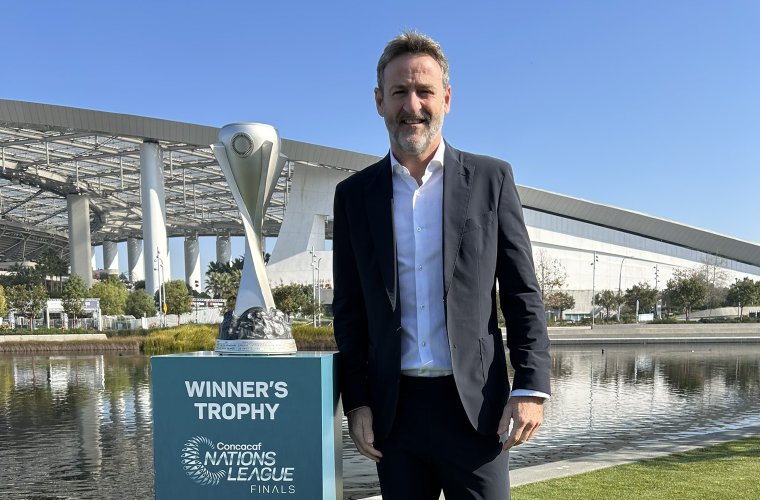 Thomas Christiansen, técnico de la Selección de Fútbol Mayor de Panamá, posa junta al trofeo de la “Nations League”.
