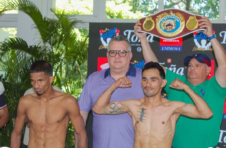El clasificado mundial panameño Azael ‘Candelilla’ Villar (izq.) y su rival, el nicaragüense Gerardo Zapata durante el pesaje oficial.