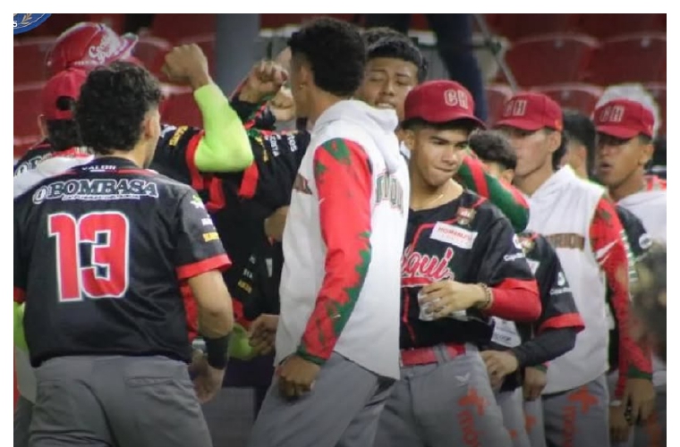 En semifinales, Chiriquí (arriba) venció a Panamá Metro cuatro juegos a dos, mientras que Coclé superó a Herrera cuatro juegos a uno.