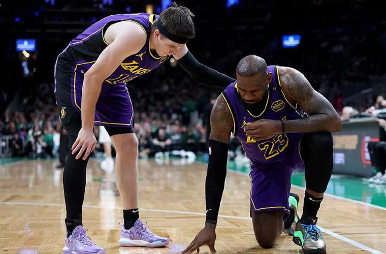 LeBron James se lesionó el sábado ante Boston.