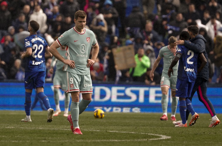Alexander Sorloth, atacante del Atlético, se lamenta tras caer ante el Getafe.