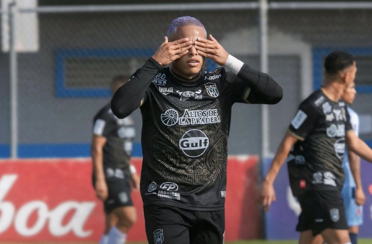 Ángel Valverde, mediocampista del Club Atlético Independiente, festeja su gol.