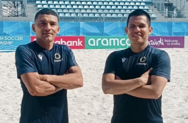 Los árbitros panameños Batista y Tuñón.