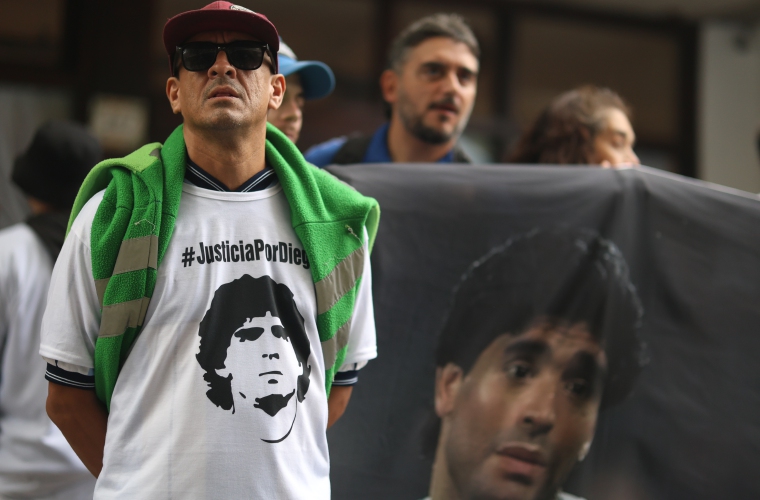 Simpatizantes de Maradona en las afueras del tribunal.