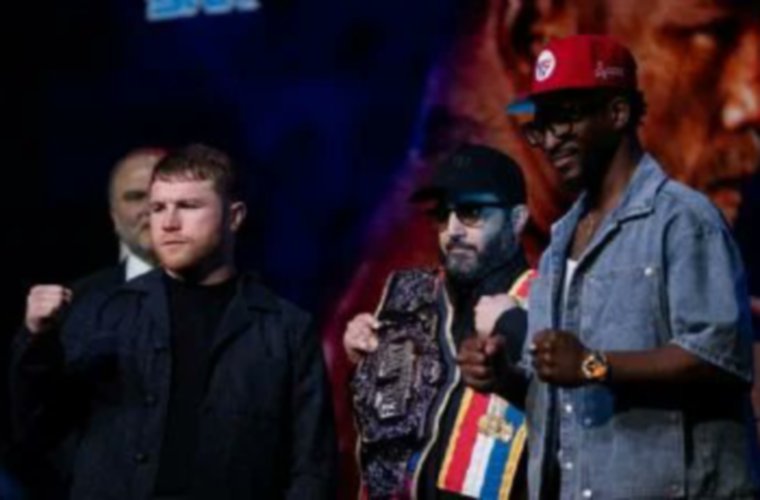 Saúl ‘Canelo’ Álvarez (i) y William Scull (d).