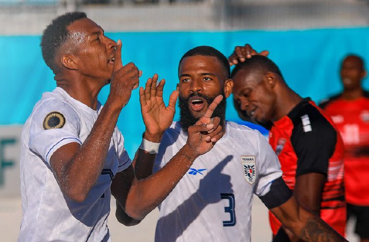 Eilécer García (izq.) festeja uno de sus goles.