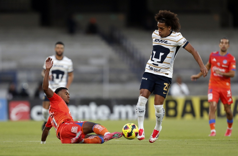 El panameño Adalberto Carrasquilla es quien mueve los hilos de los Pumas en el mediocampo.