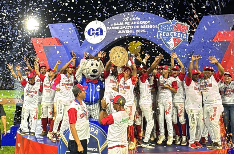 El equipo de Coclé celebra con el trofeo de campeones nacionales del béisbol juvenil, al vencer a Chiriquí en la Serie Final 4 juegos a 1.
