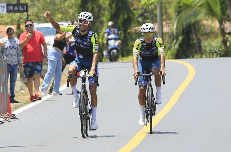Roberto González (izq.) levanta su brazo derecho al conquistar la prueba de fonde del Campeonato Nacional de Ciclismo que se realizó en Veraguas. 