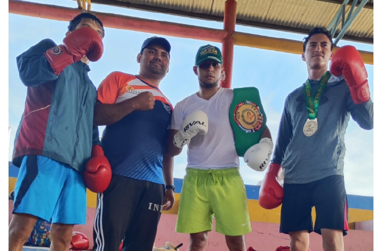 William Vargas junto a boxeadores nicaragüenses que lo han ayudado en sus entrenamientos en la ciudad de Managua.