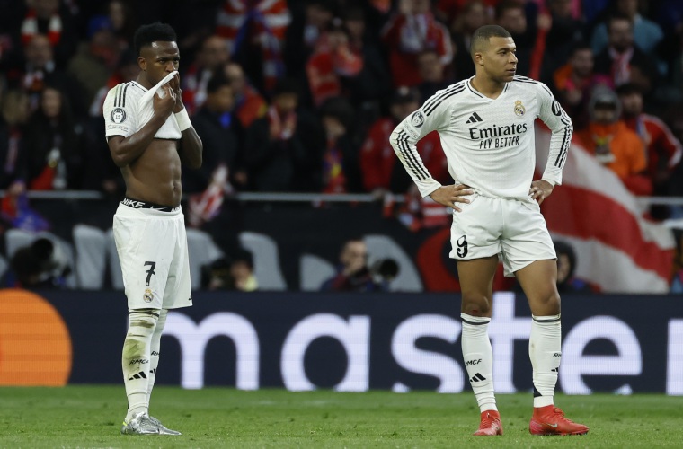 Kylian Mbappé (der.) junto a su compañero Vinicius