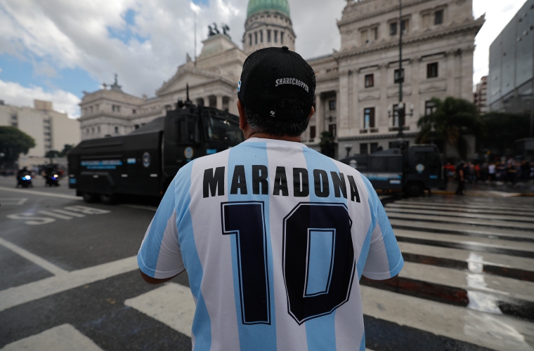 Hincha de Maradona frente a la sede del tribunal.