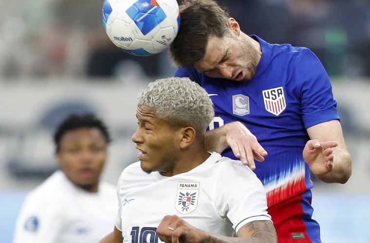Iván Anderson, de Panama, y el estadounidense Joe Scally disputan el balón.