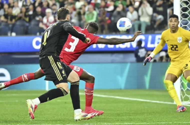 Momento en que José Córdoba comete la mano en el partido.
