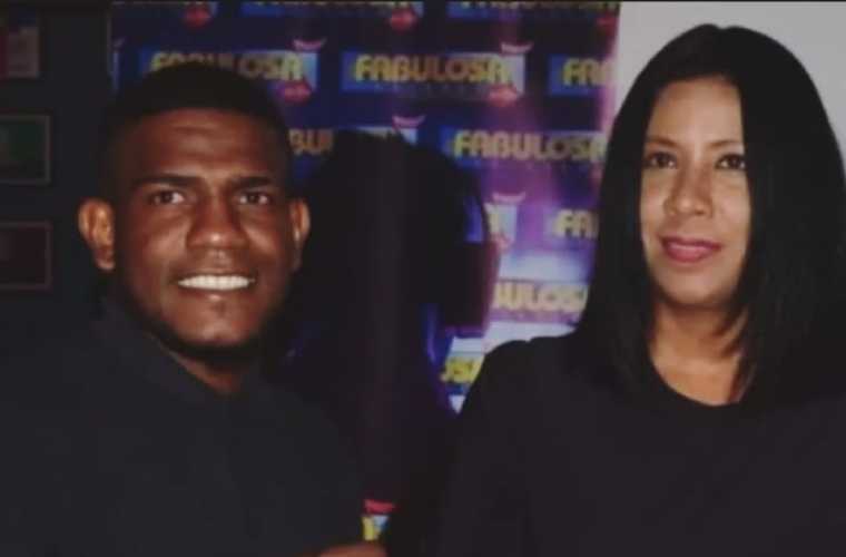 La promotora Rouss Laguna (d) junto al prospecto Jonathan Miniel, quien encabeza el Boxing Summer Fest de este sábado 29 de marzo.