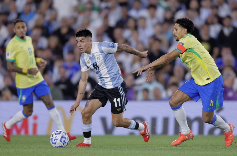Thiago Almada (i) de Argentina disputa el balón con Marcos Aoás de Brasil.