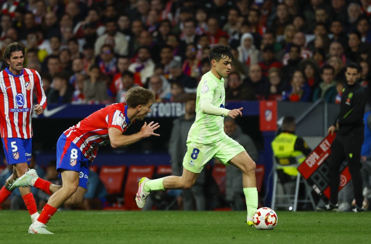 Pedri (d) escapa de la marca.