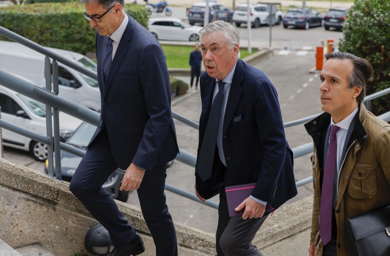 Carlo Ancelotti (c) junto a sus abogados.